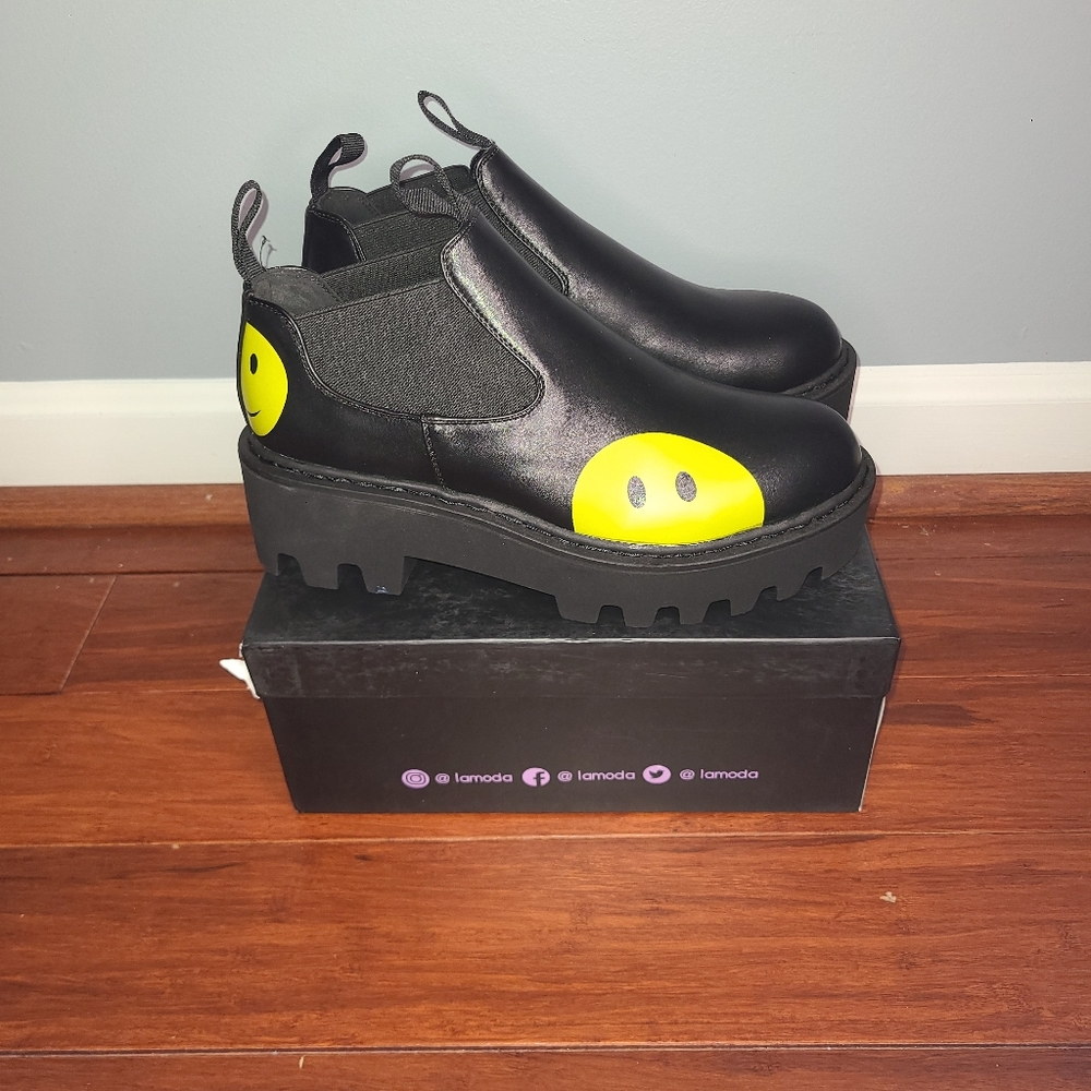 Black Smiley Face La Moda Boots US Size 9